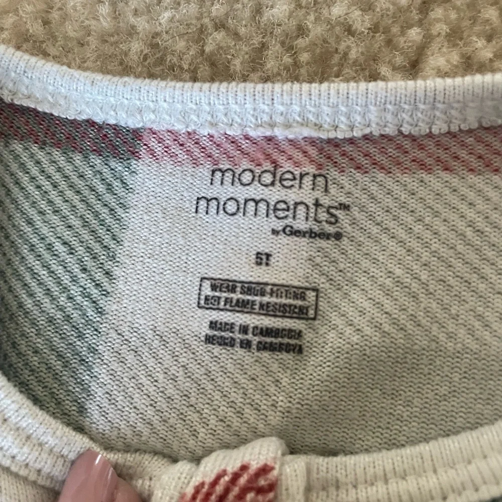 Bundle of 5 Christmas pjs.‎ Kid size 5T